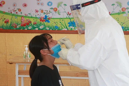 Nam Định khẩn trương truy vết, lấy mẫu xét nghiệm với các F1, F2 của bệnh nhân Covid-19 và ca nghi ngờ bệnh.