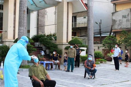 Một điểm lấy mẫu xét nghiệm gần Ngã tư Voi, phường Đông Vệ, TP Thanh Hóa.