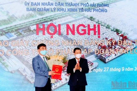 Trao Giấy chứng nhận đăng ký đầu tư cho Công ty CP Tập đoàn Hateco.