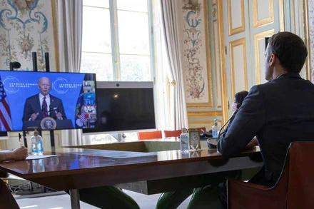 Tổng thống Pháp Emmanuel Macron trong cuộc hội đàm trực tuyến với Tổng thống Mỹ Joe Biden ngày 22/9. (Ảnh: Reuters)