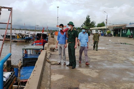 Các lực lượng chức năng huyện Lộc Hà tuyên truyền, hỗ trợ ngư dân neo đậu tàu thuyền chủ động ứng phó với bão số 5. 