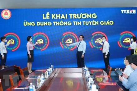 Đồng chí Nguyễn Trọng Nghĩa, Bí thư Trung ương Đảng, Trưởng Ban Tuyên giáo Trung ương và các đại biểu nhấn nút khai trương Ứng dụng Thông tin Tuyên giáo. (Ảnh: TTXVN)