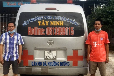 Lái xe Trần Hùng Thanh (bên phải ảnh) cùng phương tiện bị tạm giữ.