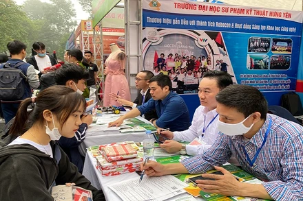 Thí sinh nghe tư vấn tuyển sinh tại gian tư vấn của Trường đại học sư phạm kỹ thuật Hưng Yên (chụp ngày 11/4). Ảnh: Thúy Quỳnh