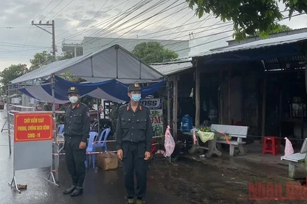 Yêu cầu người dân trong vùng Chỉ thị 16 ở yên trong nhà.