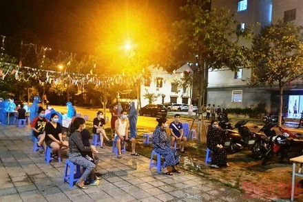 Đêm 6/9, 270 người sống cùng khu chung cư với 4 ca nhiễm mới được lấy mẫu xét nghiệm.