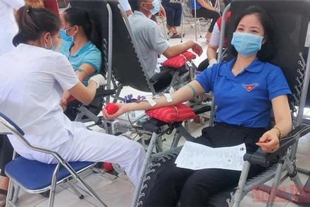 Thanh niên huyện Điện Biên tham gia hiến máu tại chương trình.