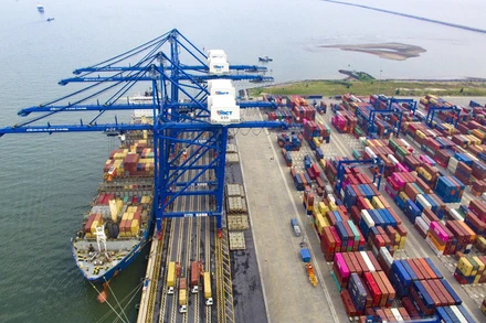 Khu bến cảng Lạch Huyện.