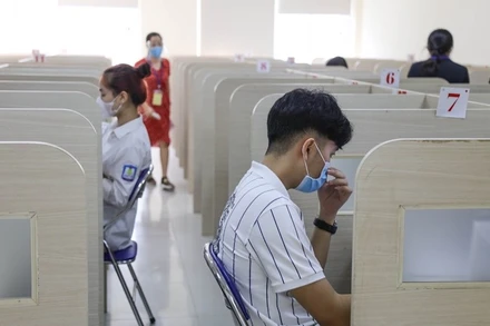 Các thí sinh chuẩn bị làm bài thi trên máy tính.