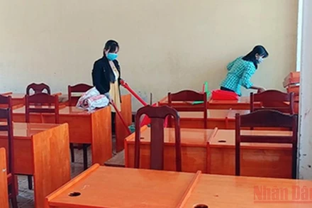 Vệ sinh trường lớp, chuẩn bị vào năm học mới .