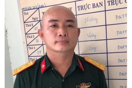 Đối tượng Văn Đức Hùng giả mạo trung tá quân đội để qua chốt kiểm soát. (Ảnh Công an cung cấp)