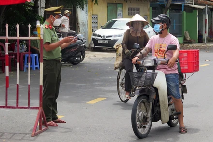 Phường Phú Thạnh, thành phố Tuy Hòa lập chốt kiểm soát chặt chẽ người ra vào. 