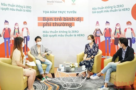 Các khách mời thảo luận để giúp trẻ em xử lý mâu thuẫn trong trường học và trên môi trường mạng. (Ảnh: LÊ TÚ)