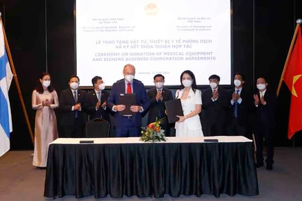 Lễ trao tặng vật tư, thiết bị y tế phòng, chống dịch Covid-19. Ảnh: Doãn Tấn/ TTXVN