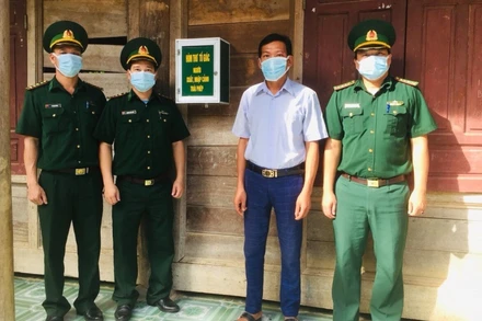 BĐBP phối hợp chính quyền địa phương gắn hòm thư tố giác người xuất nhập cảnh trái phép.