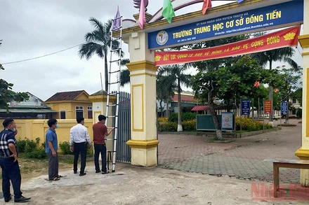 Giáo viên Trường THCS Đồng Tiến (Thạch Hà) chuẩn bị các điều kiện để đón học sinh đến lớp