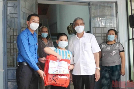 Tặng quà cho thiếu nhi quận Thanh Khê. (Ảnh: THANH TÂM).