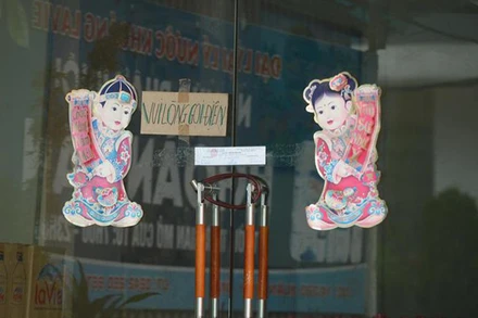 Cơ quan Công an đang niêm phong ngôi nhà nơi xảy ra sự việc bé gái 6 tuổi tử vong do nghi bị bạo hành.