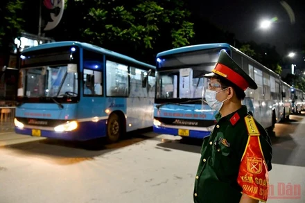 Việc đưa người dân đến nơi an toàn có sự tham gia hỗ trợ từ lực lượng quân đội.