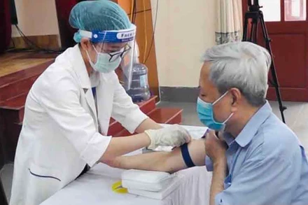 Kiểm tra sức khỏe tiêm vaccine phòng, chống Covid-19 cho người cao tuổi ở TP Hải Dương.
