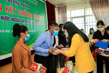 Những món quà nghĩa tình, chia sẻ đến với người nước ngoài đang sinh sống và học tập tại Hà Nội đang gặp khó khăn do Covid-19.