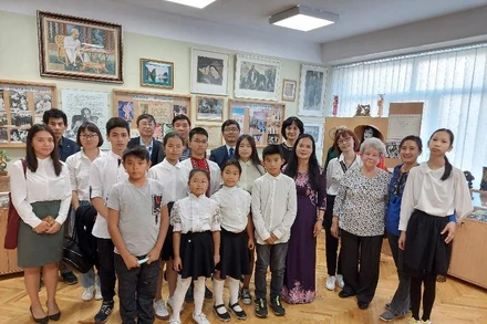 Lớp học tiếng Việt và đại diện Đại sứ quán chụp ảnh lưu niệm tại Phòng trưng bày Hồ Chí Minh (Ảnh: QUẾ ANH)