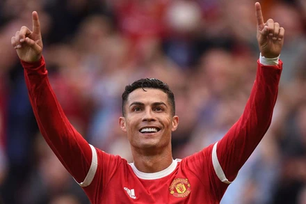 Cristiano Ronaldo tỏa sáng với cú đúp ngay trận ra mắt MU.
