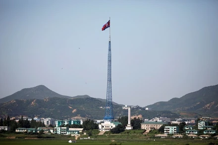 Cờ Triều Tiên bay trên đỉnh tháp tại làng Gijungdong, Triều Tiên. Hình ảnh được chụp gần làng đình chiến Panmunjom, phía Hàn Quốc, tháng 8/2017. (Ảnh: Reuters)