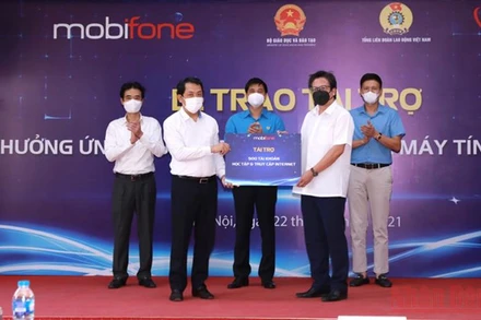 MobiFone trao tài trợ 200.000 tài khoản học tập và truy cập Internet cho học sinh nghèo.