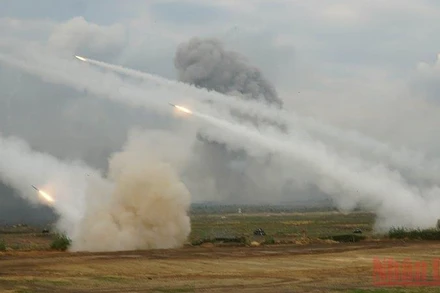 Các phương tiện vũ khí hiện đại đồng loạt khai hỏa tiến công tiêu diệt kẻ thù giả định (Ảnh: QUẾ ANH)