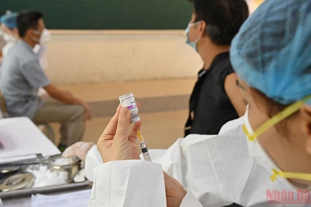 Tiêm vaccine để bảo vệ mình và người thân trước dịch Covid-19. (Ảnh: ĐĂNG ANH)