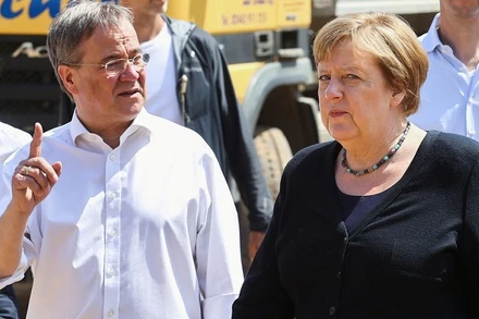Thủ tướng Đức, bà Angela Merkel và ứng cử viên thủ tướng Armin Laschet. (Ảnh: Reuters)
