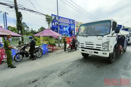 Các chốt kiểm soát dịch trên địa bàn tỉnh tiếp tục hoạt động. (Ảnh: HỮU NGHĨA)