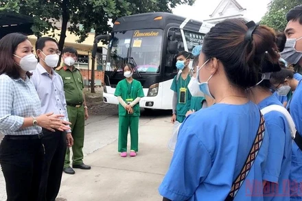 Trưởng Ban Tuyên giáo Tỉnh ủy Bình Dương Trương Thị Bích Hạnh (ngoài cùng bên trái) thăm hỏi, động viên và tặng quà cho lực lượng tuyến đầu phòng, chống dịch tại thị xã Bến Cát.