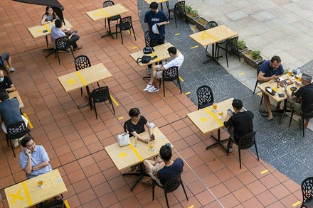 Khách hàng ngồi giãn cách tại một nhà hàng ở Singapore.