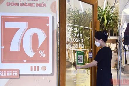 Chủ kinh doanh dịch vụ đã chủ động hợp tác tạo mã QR, đẩy mạnh công tác phòng, chống dịch trong trạng thái bình thường mới.