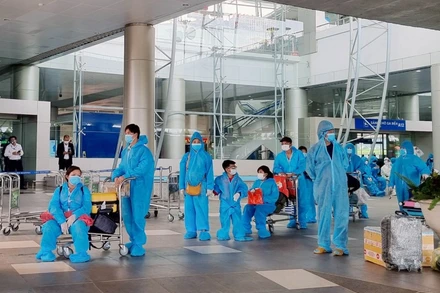 Thai phụ và thân nhân được đón về Lâm Đồng bằng đường hàng không, ngày 4/9.