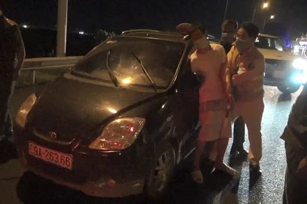 Tổ công tác khống chế tài xế trốn cách ly y tế, điều khiển xe bỏ chạy trên đường cao tốc.