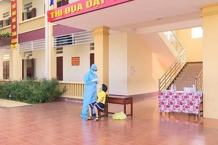 Lấy mẫu xét nghiệm học sinh trường Tiểu học Đồng Xuân.