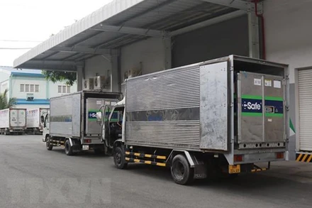 Xe chở 800.000 liều vaccine AstraZeneca do Nhật Bản viện trợ về đến kho lạnh vào tháng 6. (Ảnh: TTXVN)