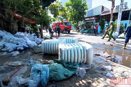 Lực lượng chức năng cùng người dân giải cứu tài sản cho chủ cơ sở sản xuất.