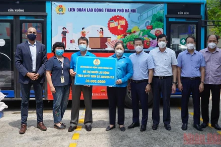 LĐLĐ quận Hoàng Mai hỗ trợ tiền ăn cho công nhân Công ty TNHH ABB Power Grids Việt Nam. (Ảnh: NGUYÊN TRANG).