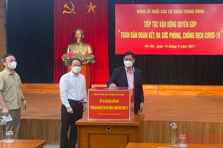 Cán bộ, công chức, người lao động cơ quan Đảng ủy Khối quyên góp, ủng hộ Quỹ phòng, chống dịch Covid-19.
