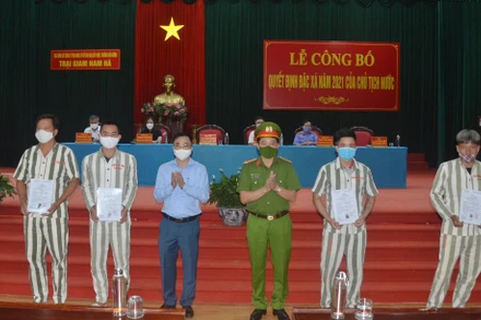 Đồng chí Bùi Văn Hoàng, Phó Chủ tịch HĐND tỉnh Hà Nam trao Quyết định đặc xá cho các phạm nhân.