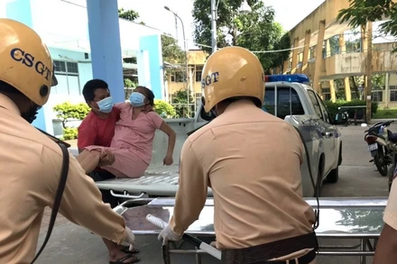 Các chiến sĩ công an hỗ trợ, đưa sản phụ đến bệnh viện an toàn.