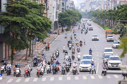 Giao thông ở Hà Nội nhộn nhịp trở lại sau khi dỡ bỏ chốt kiểm soát. (Ảnh: Minh Sơn/Vietnam+)
