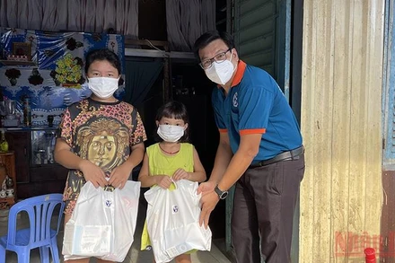 Ban tổ chức trao quà Trung thu cho các em nhỏ trong xóm trọ nghèo ở huyện Nhà Bè, TP Hồ Chí Minh.