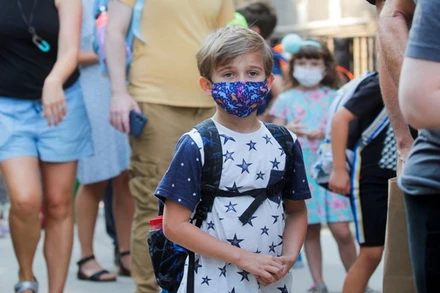 Học sinh đến trường tại TP New York, Mỹ, ngày 13/9. (Ảnh: Reuters) 