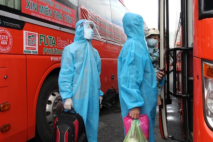 Người dân tỉnh Phú Yên lên xe về quê chiều 21/9.