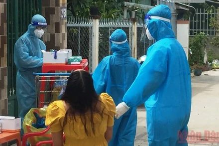 Lấy mẫu xét nghiệm cho người dân phường Hưng Lợi, quận Ninh Kiều, TP Cần Thơ. (Ảnh: Thanh Tâm)